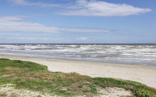 Bright Texas Retreat Near Pleasure Pier & Beach!