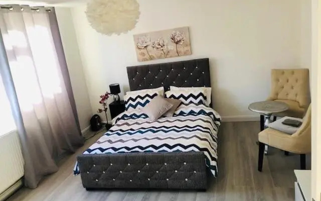 Beautiful Large ROOM in London Flat
