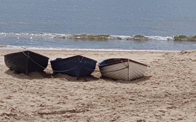 Lovely 2 Bedroom Flat Wifi Close to the beach