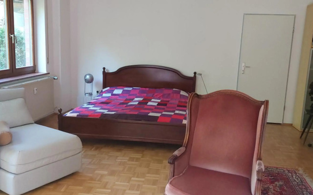 EG-Zimmer mit Bad und Terrasse