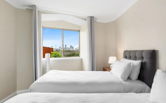 Stylish 2-bed Camperdown Apartment With Balcony