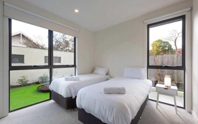 Modern 3 Bedroom Getaway Next to Chadstone