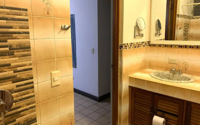 Large And Cosy Apartment With Private Garden
