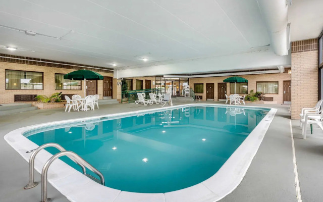 Clarion Pointe Louisville East