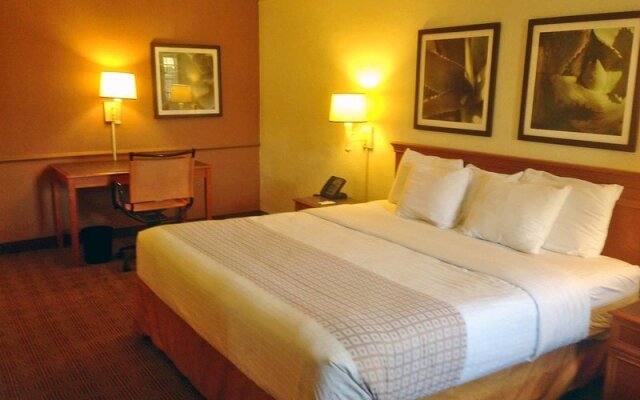 Days Inn & Suites by Wyndham Texas City