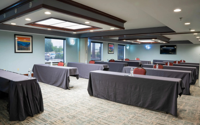 Comfort Suites Outlet Center