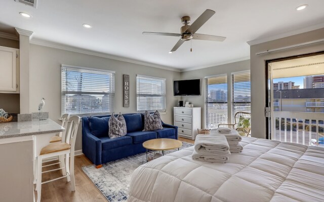 Sandpiper Cove 8208 Studio Bedroom Condo by RedAwning