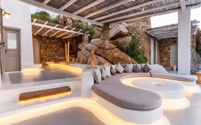 Stunning Villa Surrounded by Lush Greenery