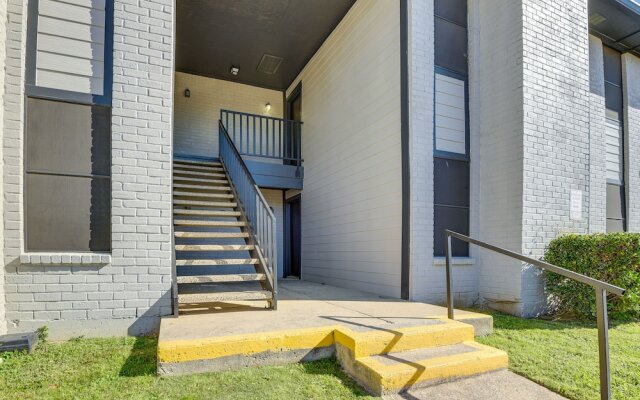6 Mi to At&t Stadium: Grand Prairie Apt w/ Balcony
