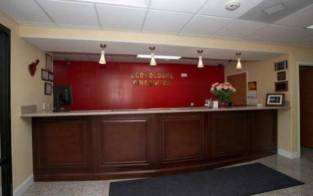 Econo Lodge Inn & Suites