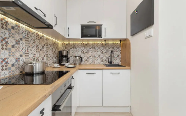 Gdansk Apartment With Desk by Renters