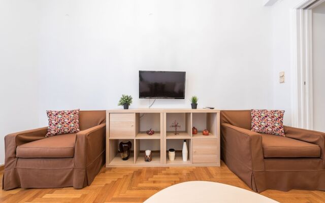 Elegant Koukaki Apartment  by Cloudkeys
