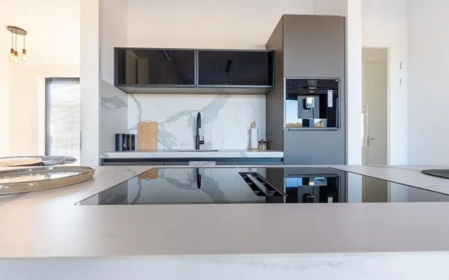 Cozy Villa With Lakeside Views