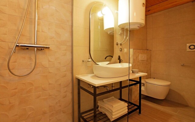 Amazing Home in Bol With 5 Bedrooms, Jacuzzi and Wifi