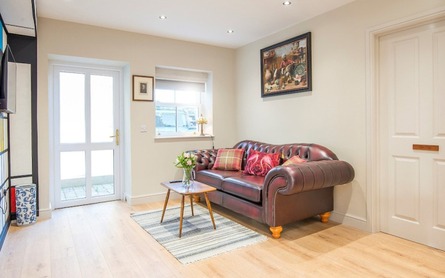 Holiday Home in Llangunnor With Pool, No Deposit