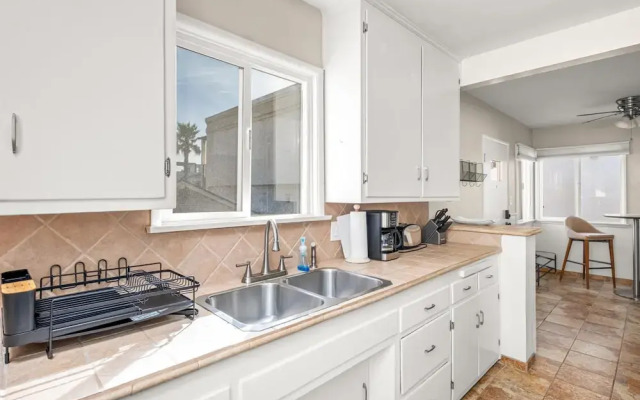 Beachside Apt With Laundry AC Patio