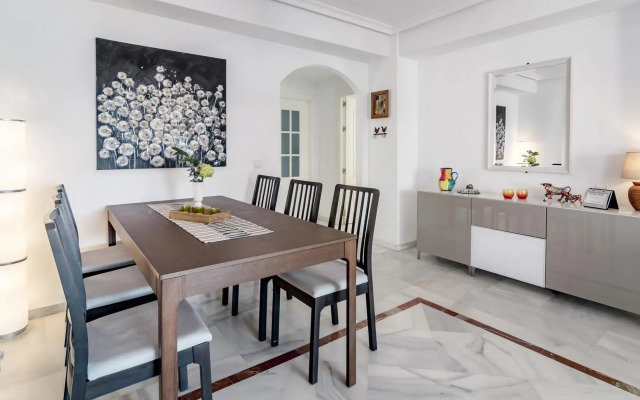 LCR4- Large 3 bed apt close to beach, port