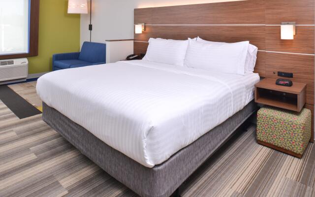 Holiday Inn Express & Suites Omaha Airport