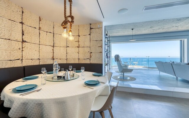 Superb Seafront Family Apartment