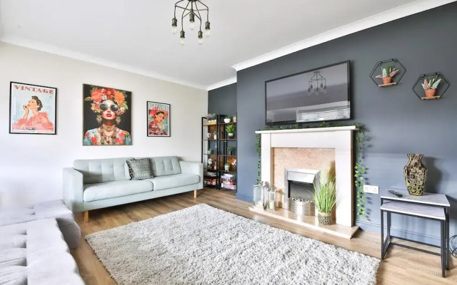 Spacious 3 Bed Home With Pool Table