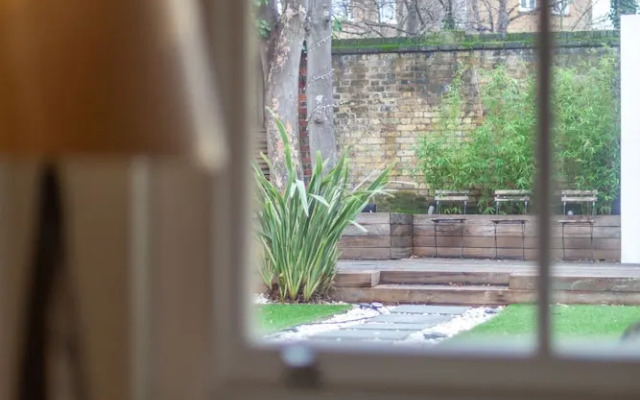 Beautiful & Spacious Flat with Patio