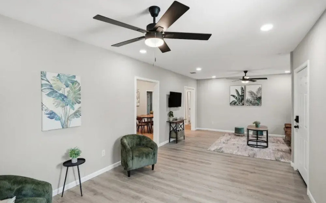Spacious 4BR Haven Perfect for Groups Near DT