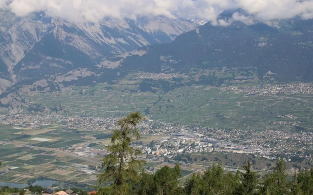 Stunning Apartment With Mountain Views