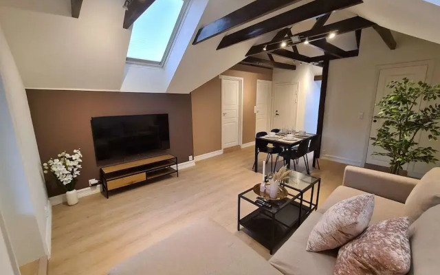 Beautiful Penthouse Near Center, 2-bedroom, Balcony and Free Parking