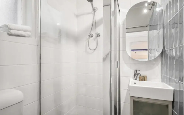 Charming 1-bed With Fireplace by the Beach