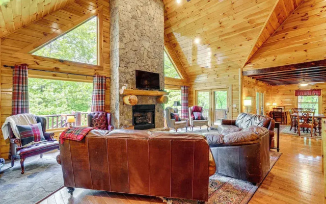 Hike, Fish & Golf: Burnsville Retreat w/ Deck! - фото 2