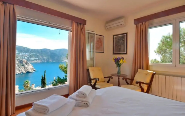 Villa with incredible sea views and pool