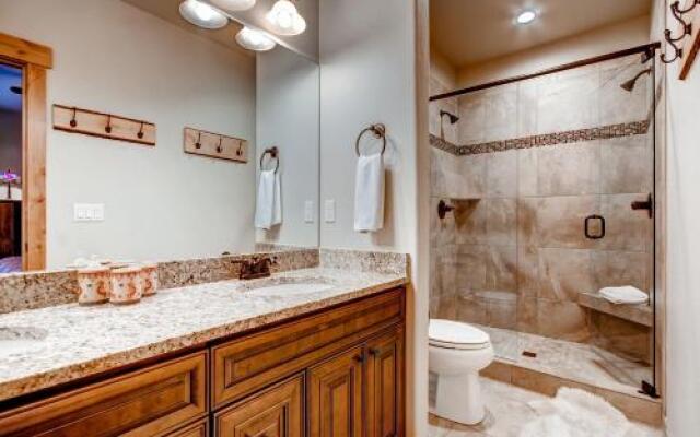 Maggie Point 75 Apartment