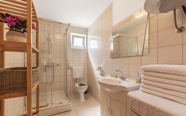 Beautiful Home in Valbandon With Wifi and 2 Bedrooms