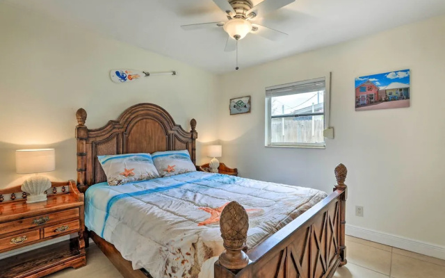 Bradenton Home w/ Beautiful Yard: 4 Mi to Downtown