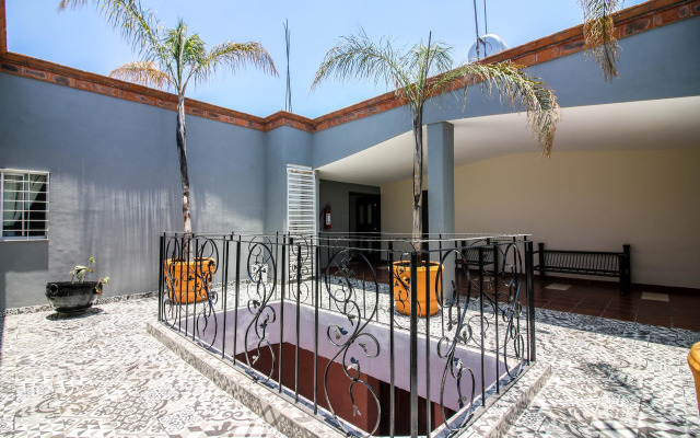 Capital O Hotel Casa Blanca