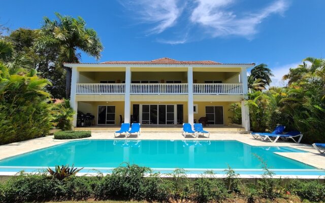 Villa Hermosa a Spacious Villa Close to Downtown