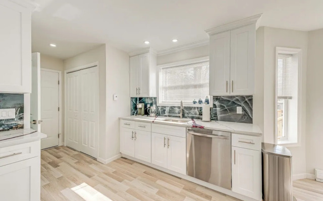 Chic Coolbaugh Township Getaway w/ Hot Tub!