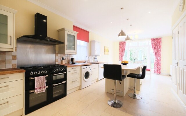 Amazing 3-bedroom Garden Flat for 6 in Ealing