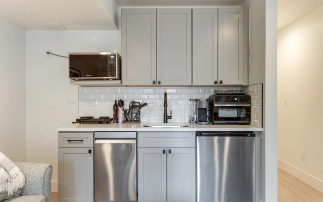 Jefferson Park Apartment: Walk to Empower Field!
