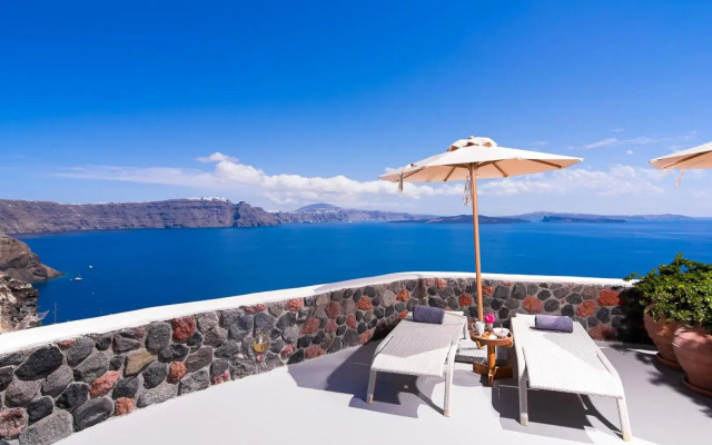 Pezoules of Oia