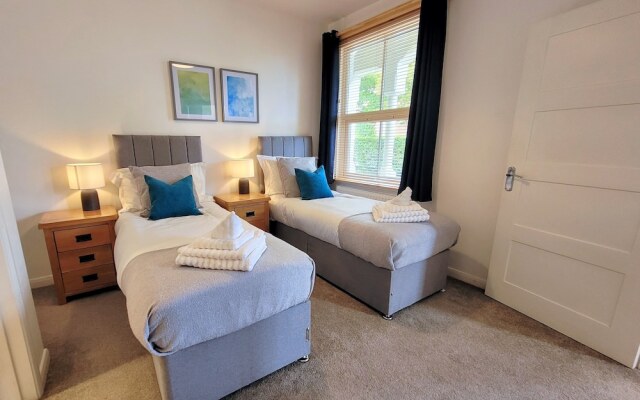 Crescent House Apartments