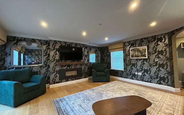 Elegant Retreat: Classic Style and Modern Comfort