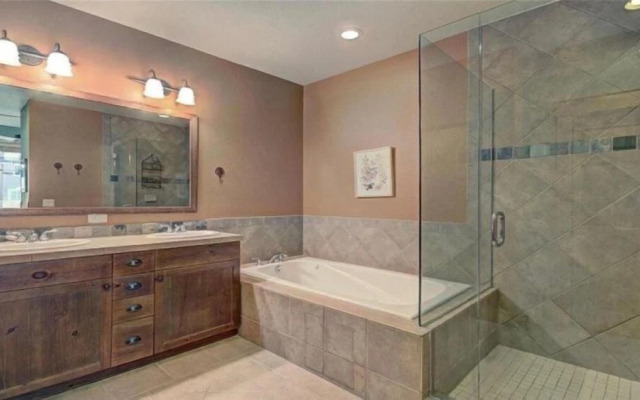 Private 2 Bedroom Townhome Located in East Keystone With Access to a Firepit, Hot Tub, and Billiards