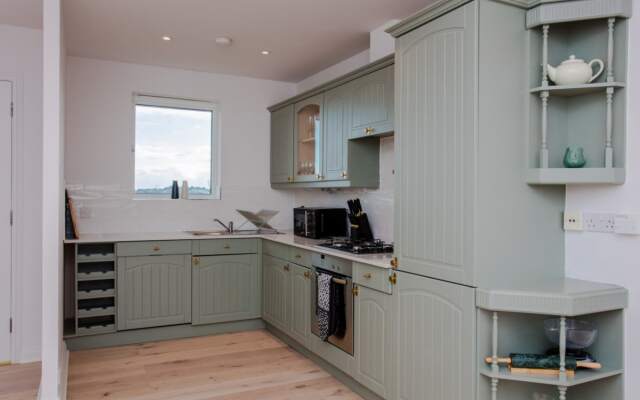 The Sparkford Gardens - Lovely 2bdr With Balcony