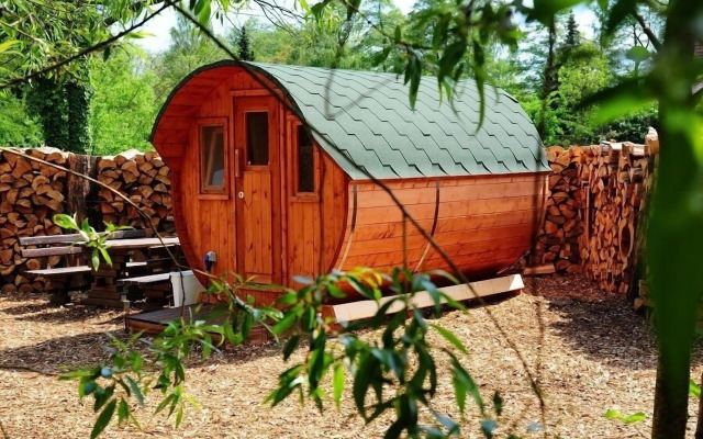 Mini Hotel Übernachten Im Gurkenfass