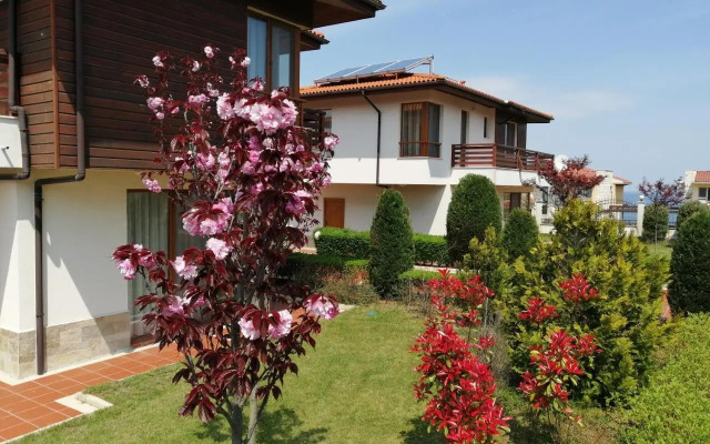 Villas in Complex Trakiyskiy Bryag