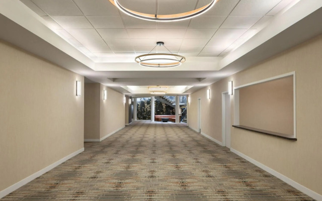 Four Points by Sheraton Edmonton South