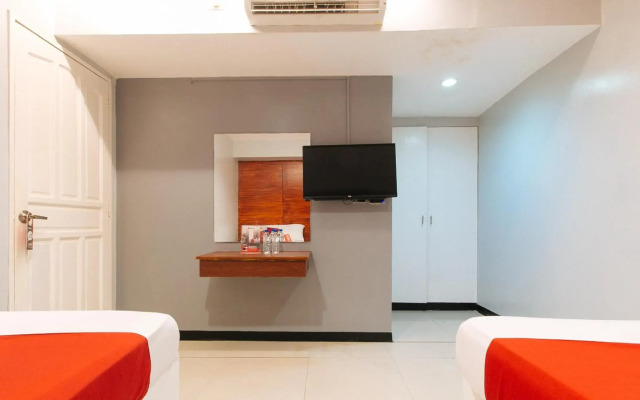 RedDoorz near Bambang Station