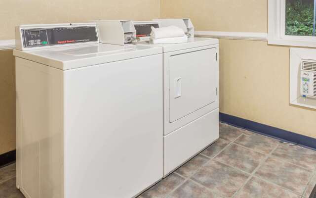 Days Inn by Wyndham Columbus IN