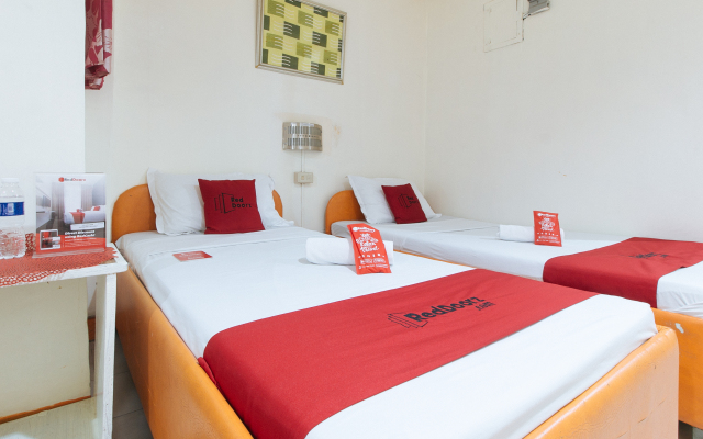 RedDoorz near East Avenue Medical Center